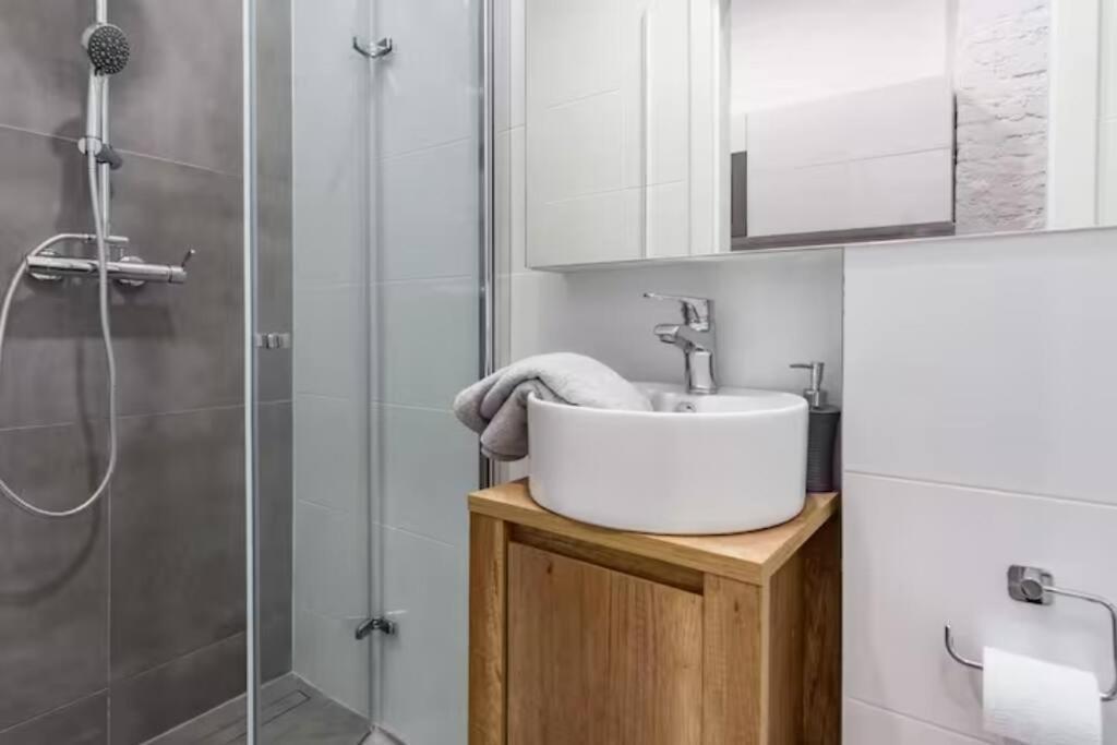 Kawalerka W Srodmiesciu 23 Apartman Łódź Kültér fotó